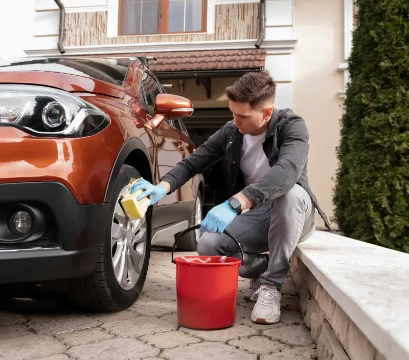 Lavage auto à domicile La Celle-Saint-Cyr : professionnel intervenant sur un véhicule